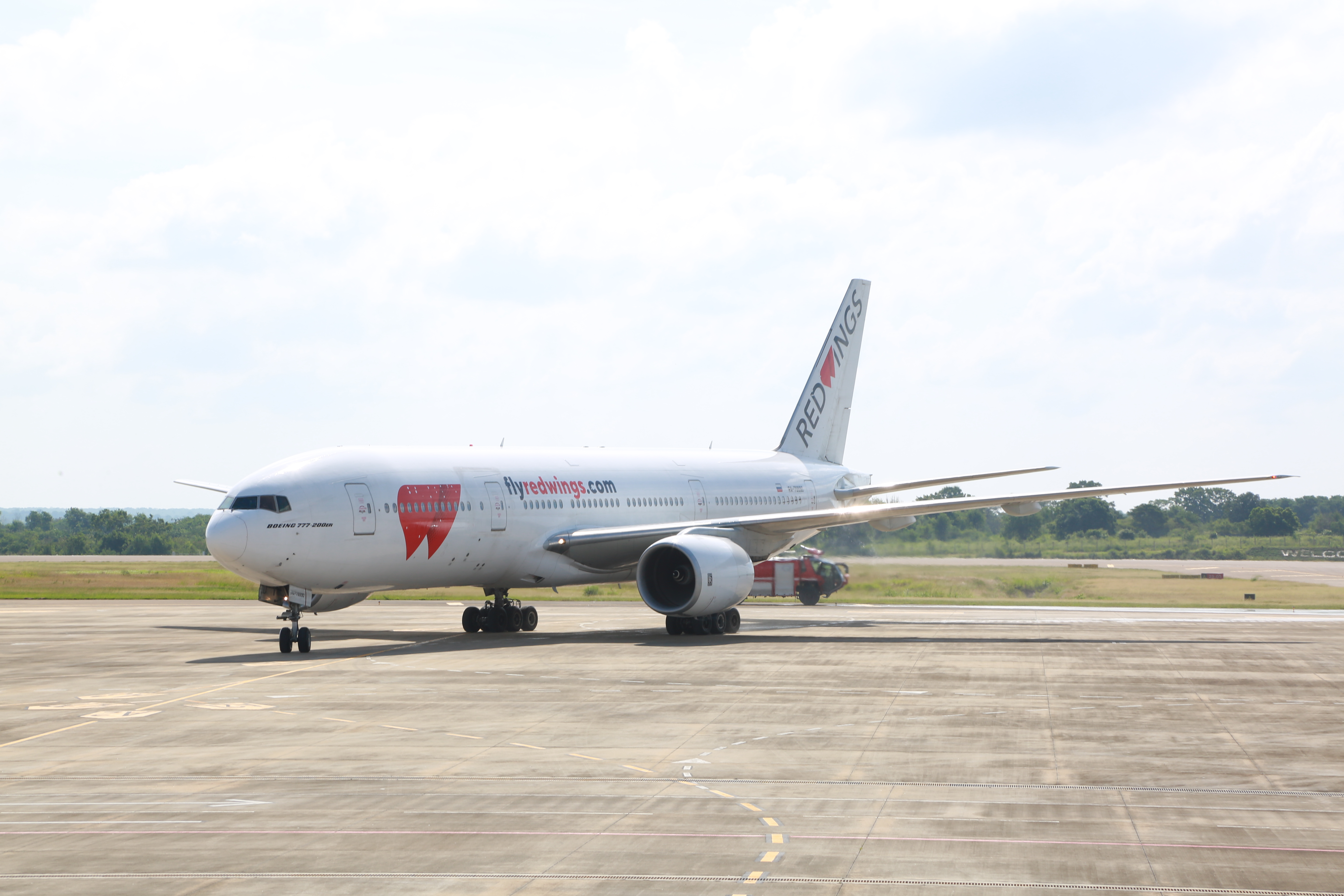 Wz3077 москва шри. Боинг 777 ред Вингс. Боинг 777-200 Red Wings. Боинг 777 200 ред Вингс. Боинг 777 212 Норд Винд.